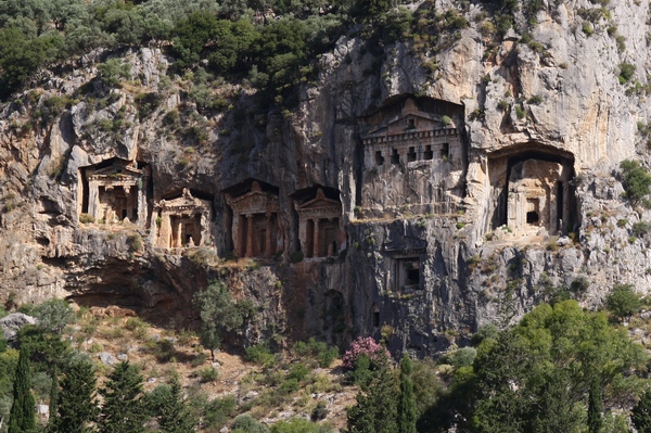 Kaunos, Rock tombs