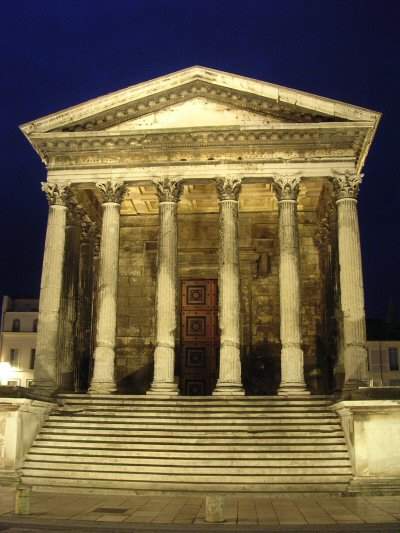 Nemausus, Maison Carrée, façade at night