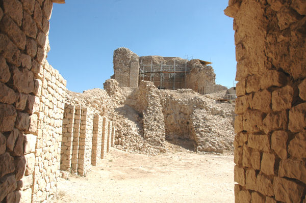 Firuzabad, Qalah-e Dokhtar, court and palace