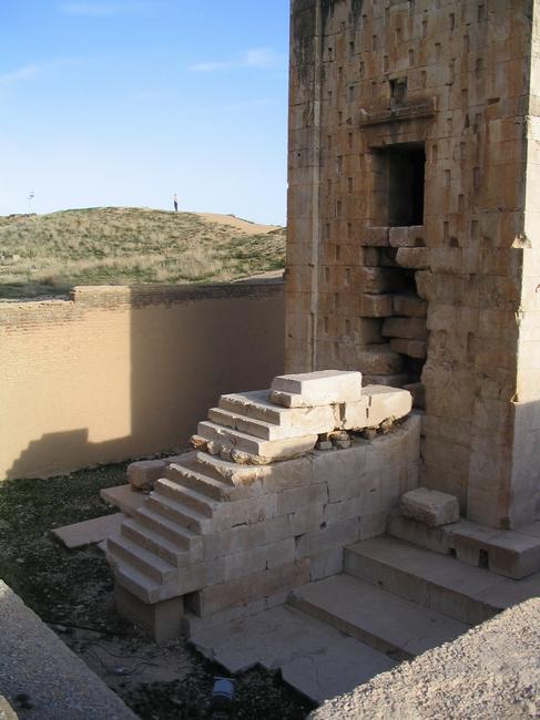 Naqš-e Rustam, Ka'bah-e Zardusht, Entrance