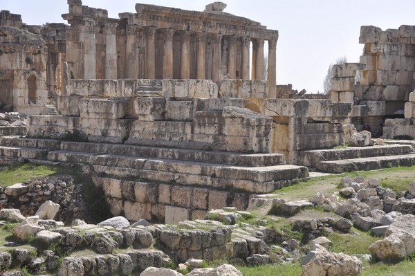 Baalbek, temple of Jupiter, Great Court, Large altar with Temple of Bacchus