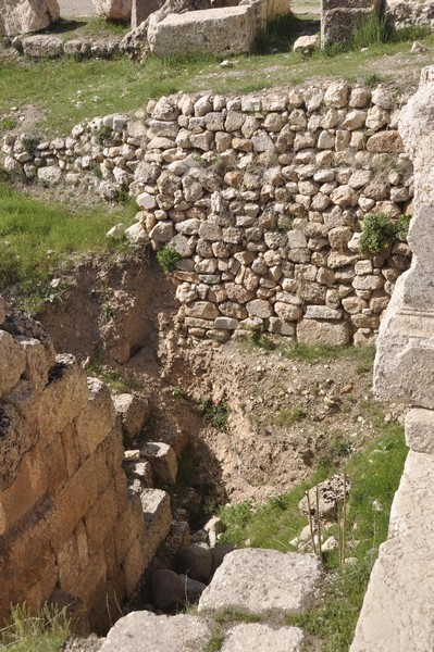 Baalbek, temple of Jupiter, Great Court, Deep sounding