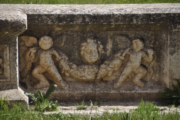 Baalbek, temple of Jupiter, Great Court, Northern Pool, decoration (1)