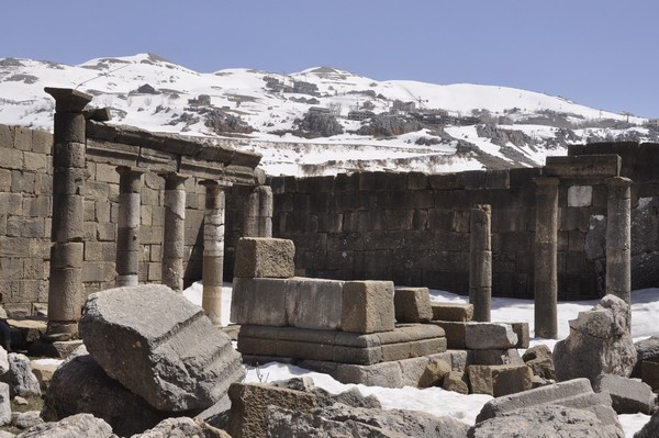 Faqra, Temple of Adonis, Court (1)