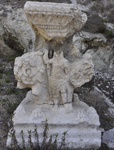 Niha, Altar with lions