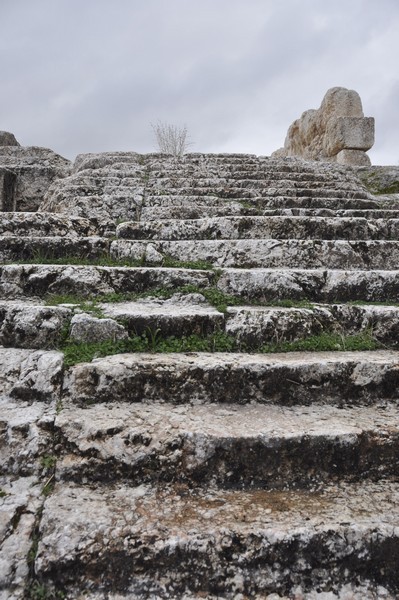 Qsarnaba, Stairs