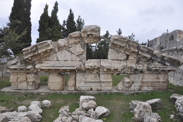 Qsarnaba, Façade, Pediment