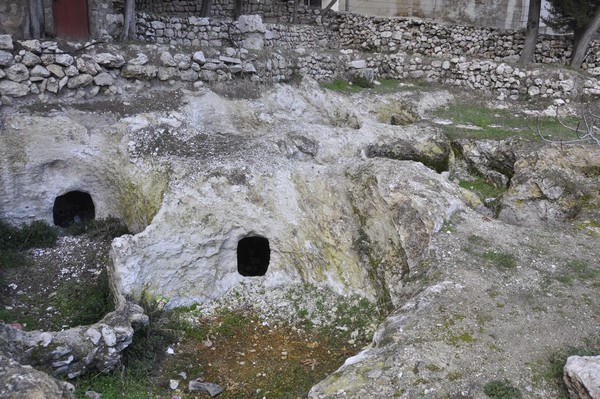 Qsarnaba, Tombs