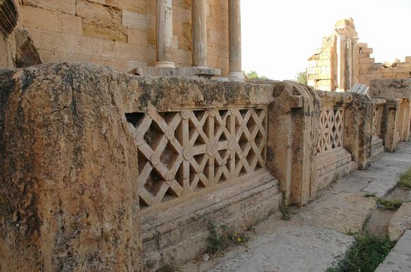 Lepcis Magna, Plaza, Nymphaeum, parapet