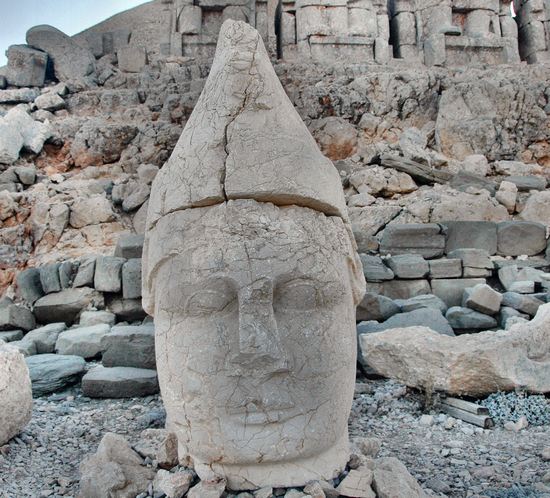 Nemrud Daği, Eastern terrace, Altar, Apollo - Mithra - Helius - Hermes