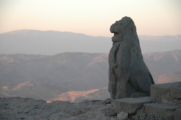 Nemrud Daği, Eastern terrace, Altar, Lion