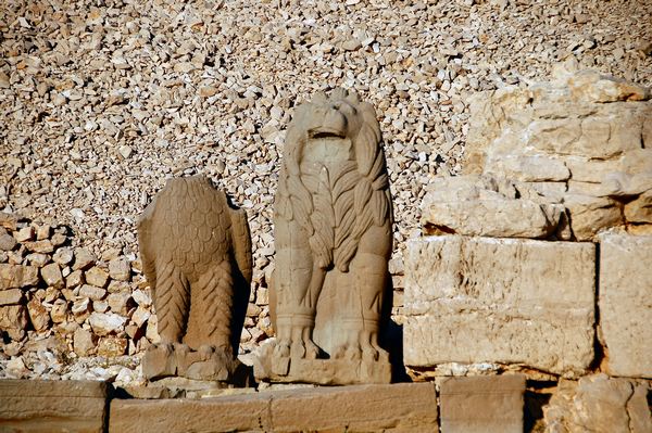 Nemrud Daği, Western terrace, Headless eagle and lion