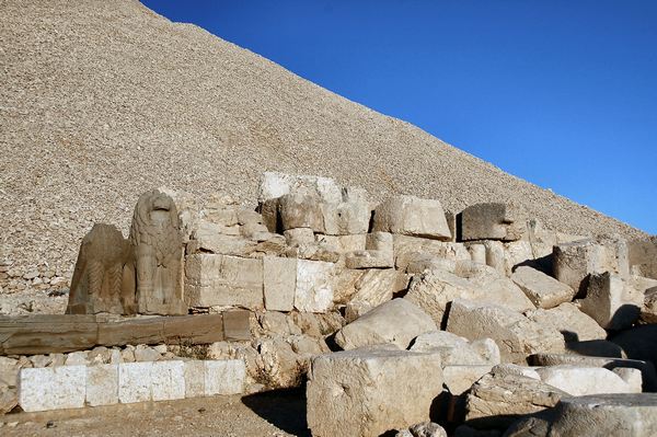 Nemrud Daği, Western terrace, Statues without platform