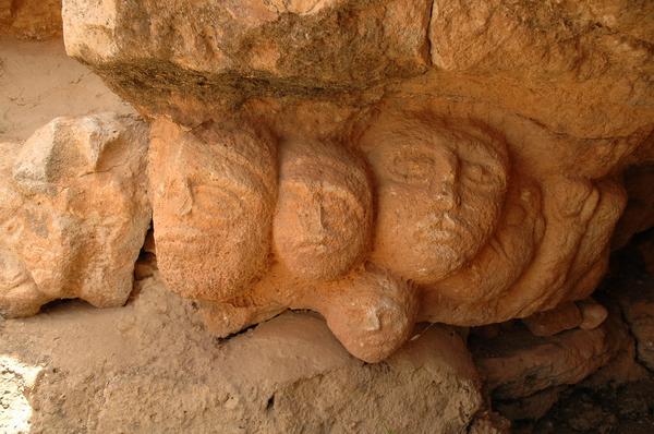 Slonta, Heads