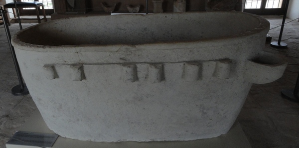 Old Paphos, Skales, Bathtub