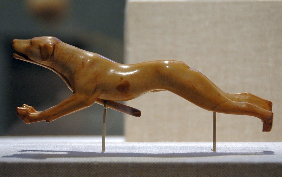 Statuette of a dog