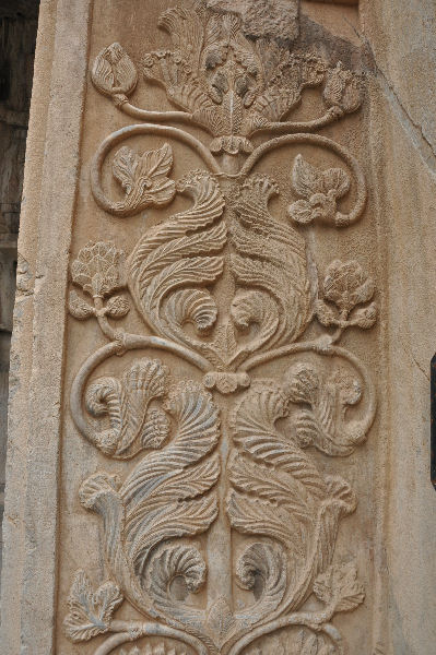 Taq-e Bostan, Large cave, Decoration