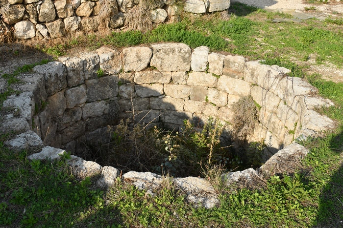 Byblos, L-shaped temple, Well