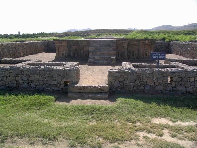 Sirkap, stupa of the double-headed eagle (1)