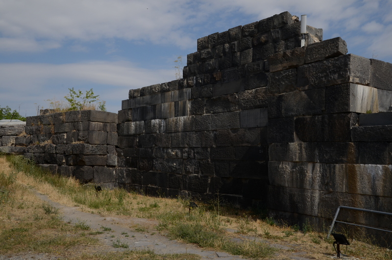 Garni, Wall