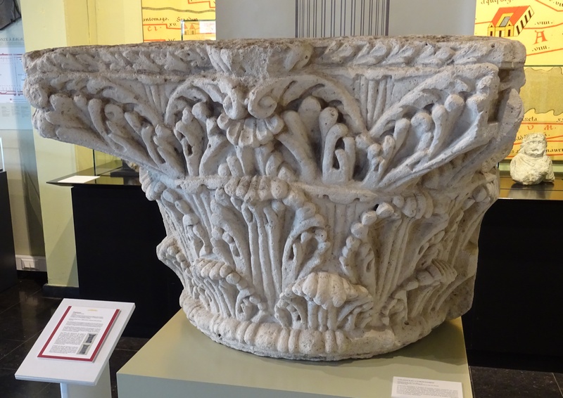 Bavay, Corinthian capital