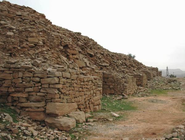 Masjid-e Solaiman, Terrace wall