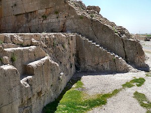 Qadamgah, staircase